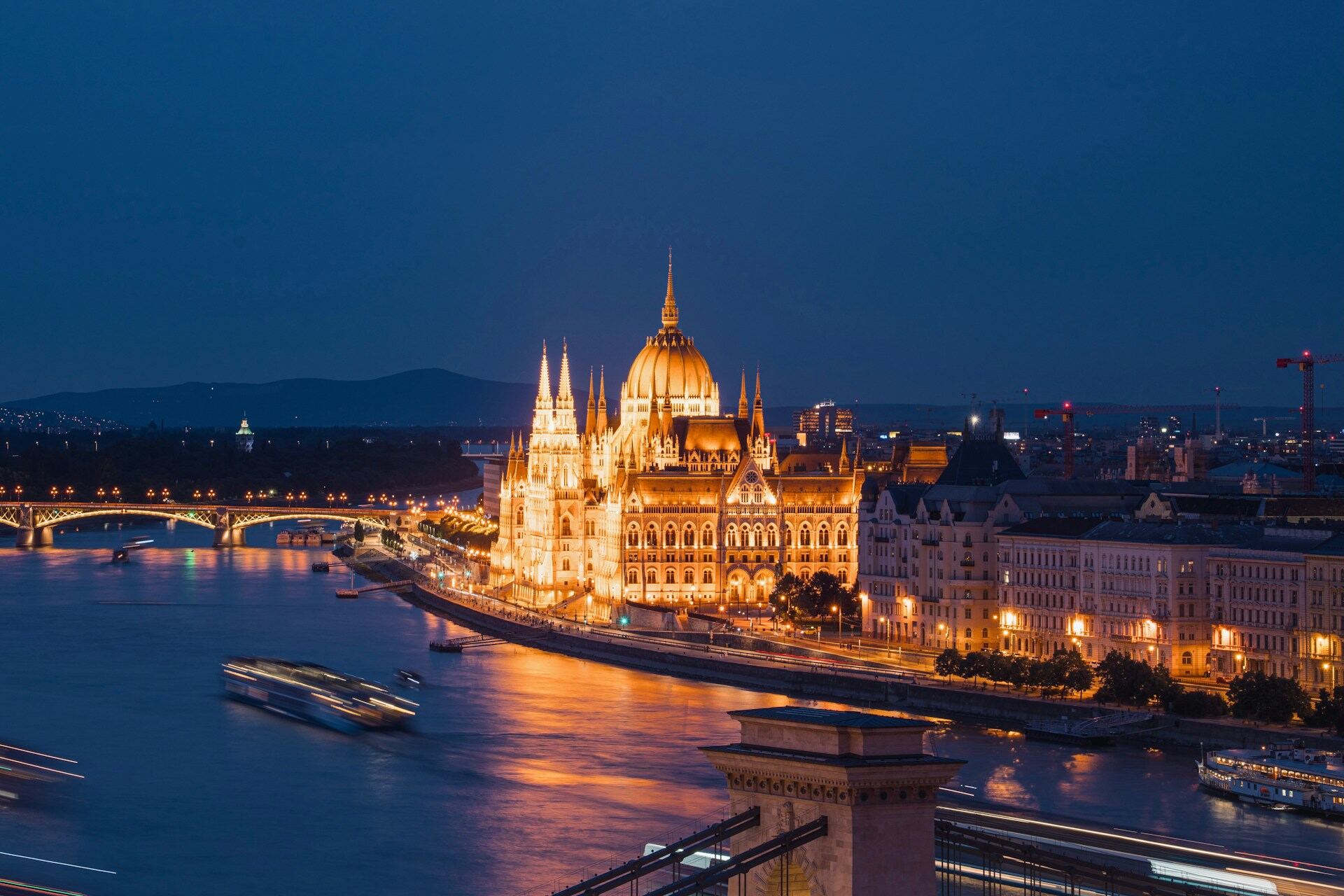 Budapest éjszakai látképe a Parlamenttel és a Dunával