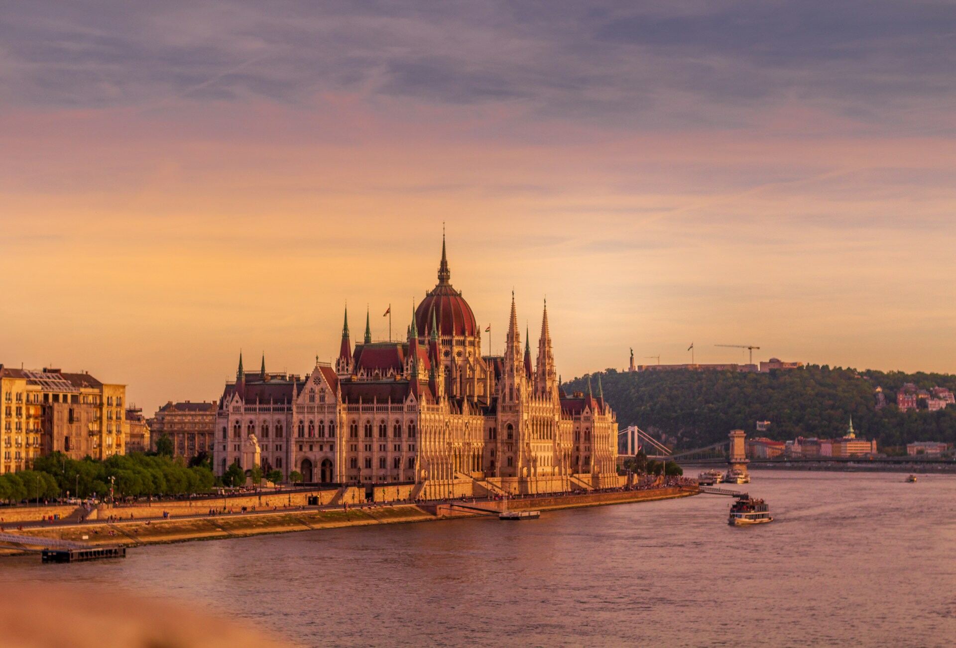 A budapesti Parlament a Duna partján naplementében